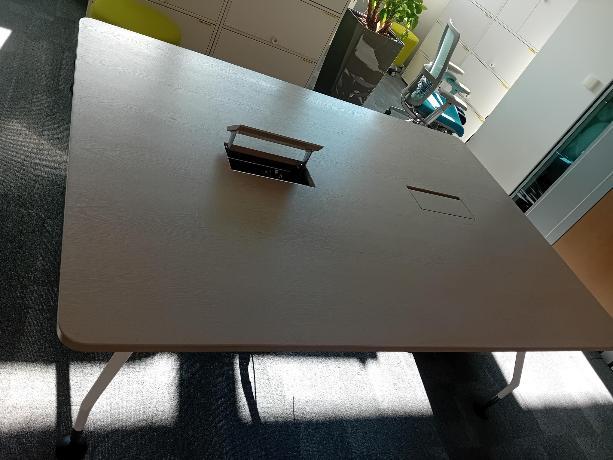 Table de réunion + prises