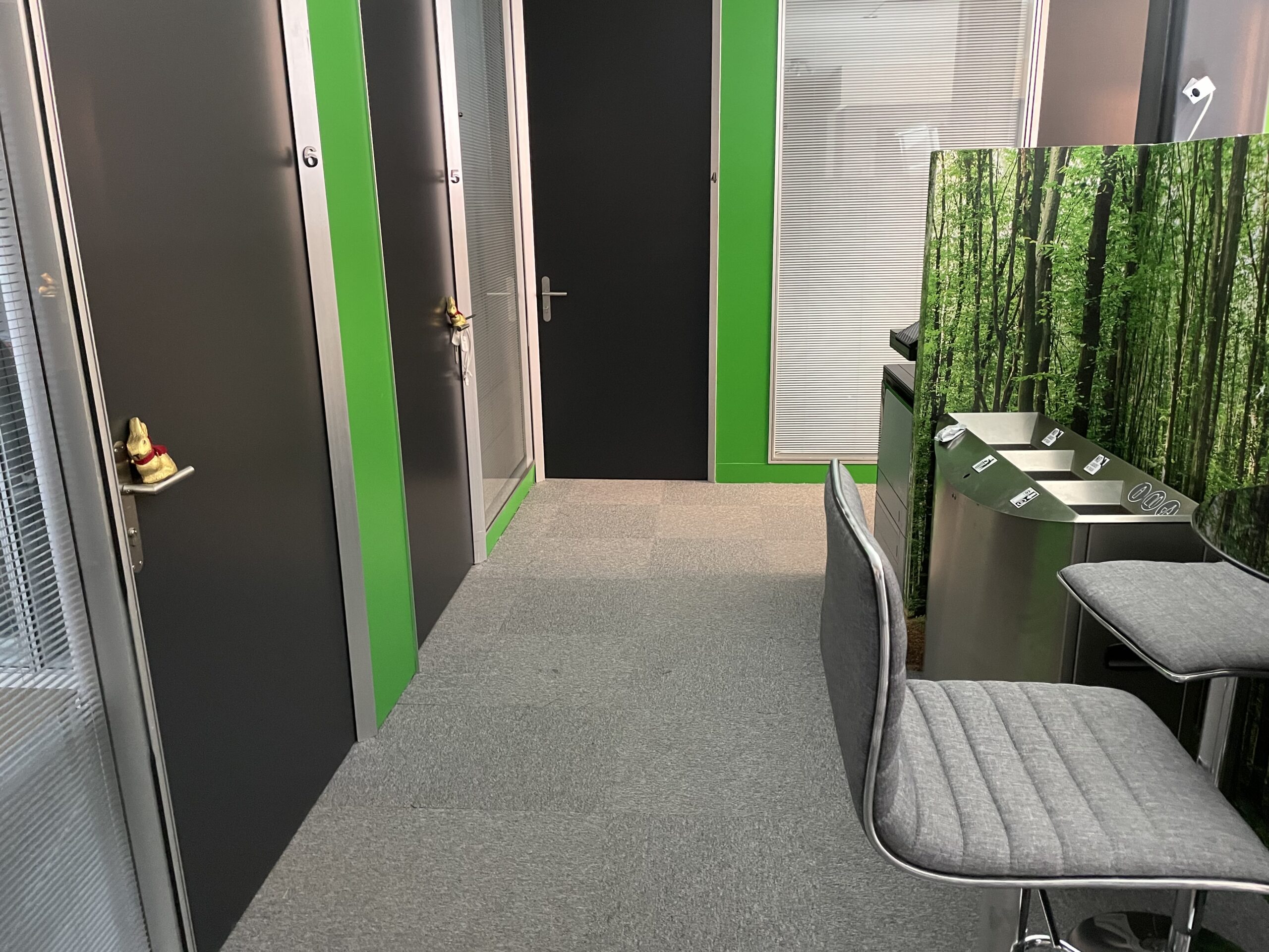 Le couloir des bureaux privés